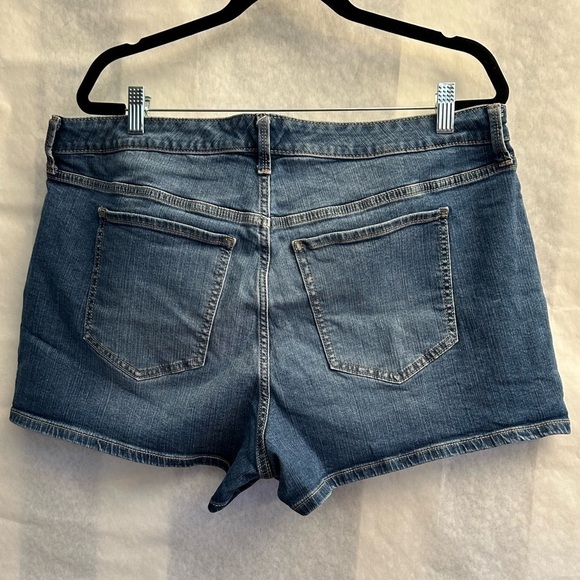 Torrid Feel The Fit Denim blue jean shorts Sz-18. A4 - Picture 4 of 9